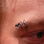 Un piercing à l'arcade