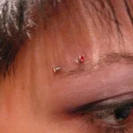 Un piercing à l'arcade