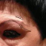 Un piercing à l'arcade