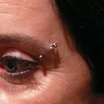 Un piercing à l'arcade