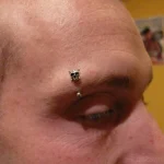 Un piercing à l'arcade