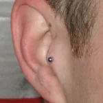 Un piercing sur le cartilage