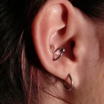 Un piercing sur le cartilage