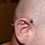 Un piercing sur le cartilage