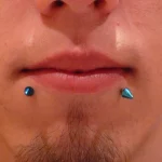 Un piercing labret