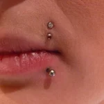 Un piercing labret