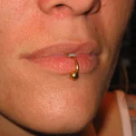 Un piercing labret