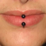 Un piercing labret