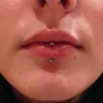 Un piercing labret
