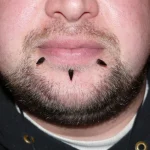 Un piercing labret