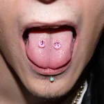 Un piercing à la langue