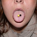 Un piercing à la langue