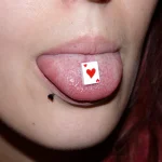 Un piercing à la langue