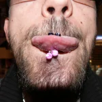Un piercing à la langue