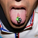 Un piercing à la langue