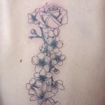Un tatouage en noir et blanc