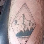 Un tatouage en noir et blanc
