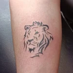 Un tatouage en noir et blanc