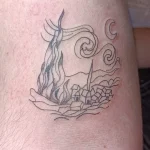 Un tatouage en noir et blanc