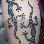 Un tatouage en noir et blanc