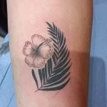 Un tatouage en noir et blanc