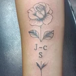 Un tatouage en noir et blanc