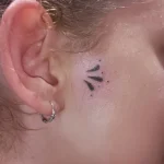Un tatouage en noir et blanc