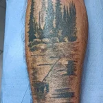 Un tatouage en noir et blanc