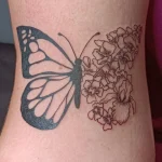 Un tatouage en noir et blanc