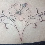 Un tatouage en noir et blanc