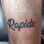 Un tatouage en noir et blanc