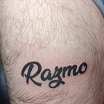 Un tatouage en noir et blanc