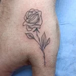 Un tatouage en noir et blanc