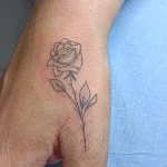 Un tatouage en noir et blanc