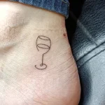 Un tatouage en noir et blanc