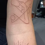 Un tatouage en noir et blanc