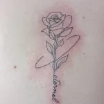 Un tatouage en noir et blanc