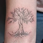 Un tatouage en noir et blanc