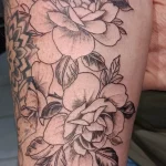 Un tatouage en noir et blanc
