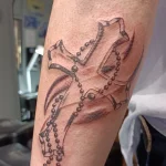 Un tatouage en noir et blanc