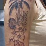 Un tatouage en noir et blanc
