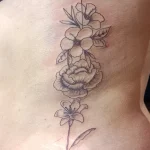 Un tatouage en noir et blanc