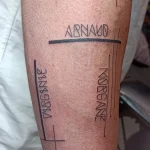 Un tatouage en noir et blanc