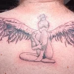 Un tatouage en noir et blanc