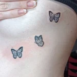 Un tatouage en noir et blanc