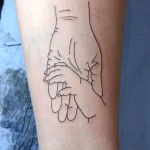 Un tatouage en noir et blanc