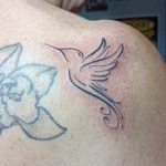 Un tatouage en noir et blanc