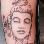 Un tatouage en noir et blanc