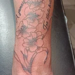 Un tatouage en noir et blanc