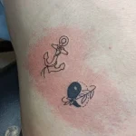 Un tatouage en noir et blanc